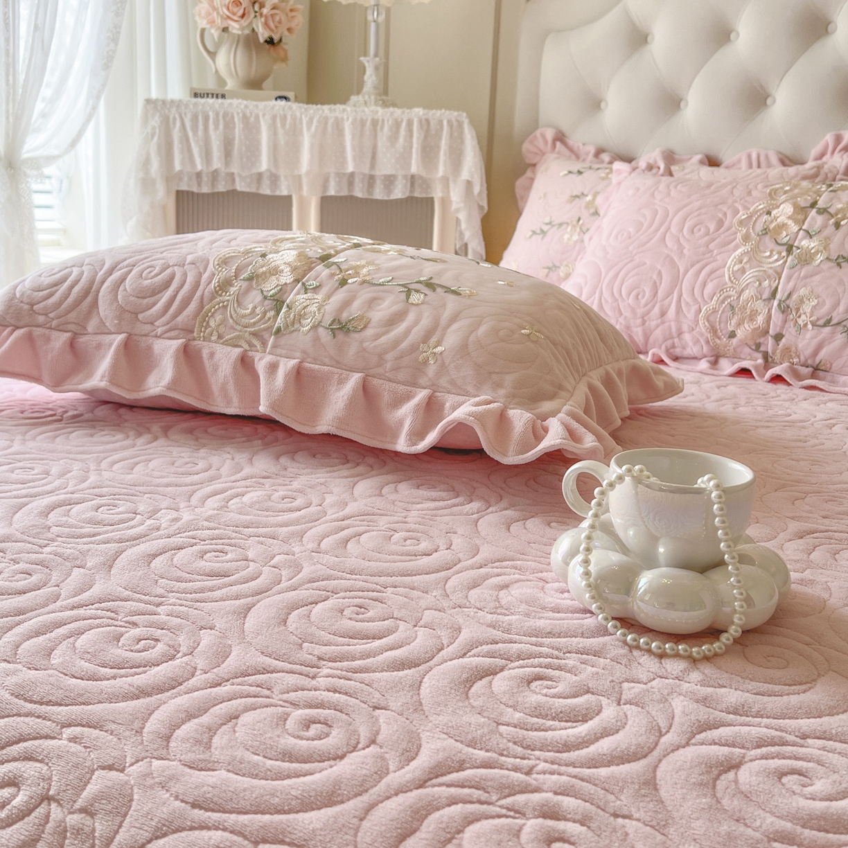 91家纺网 家纺一手货源 找家纺 恋尚 2025新款柔软牛奶绒保暖蕾丝床裙单品-玫瑰故事（控价150） 玫瑰故事-清新粉