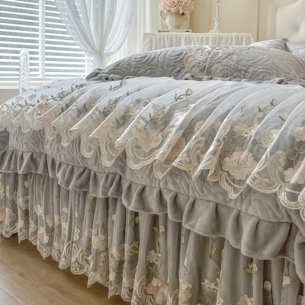 91家纺网 家纺一手货源 找家纺 恋尚 2025新款柔软牛奶绒保暖蕾丝床裙单品-玫瑰故事（控价150） 玫瑰故事-椰蓉灰