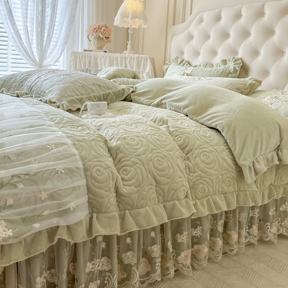 91家纺网 家纺一手货源 找家纺 恋尚 2025新款柔软牛奶绒保暖蕾丝床裙单品-玫瑰故事（控价150） 玫瑰故事-香草绿