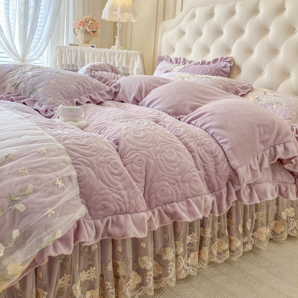 91家纺网 家纺一手货源 找家纺 恋尚 2025新款柔软牛奶绒保暖蕾丝床裙单品-玫瑰故事（控价150） 玫瑰故事-香芋紫