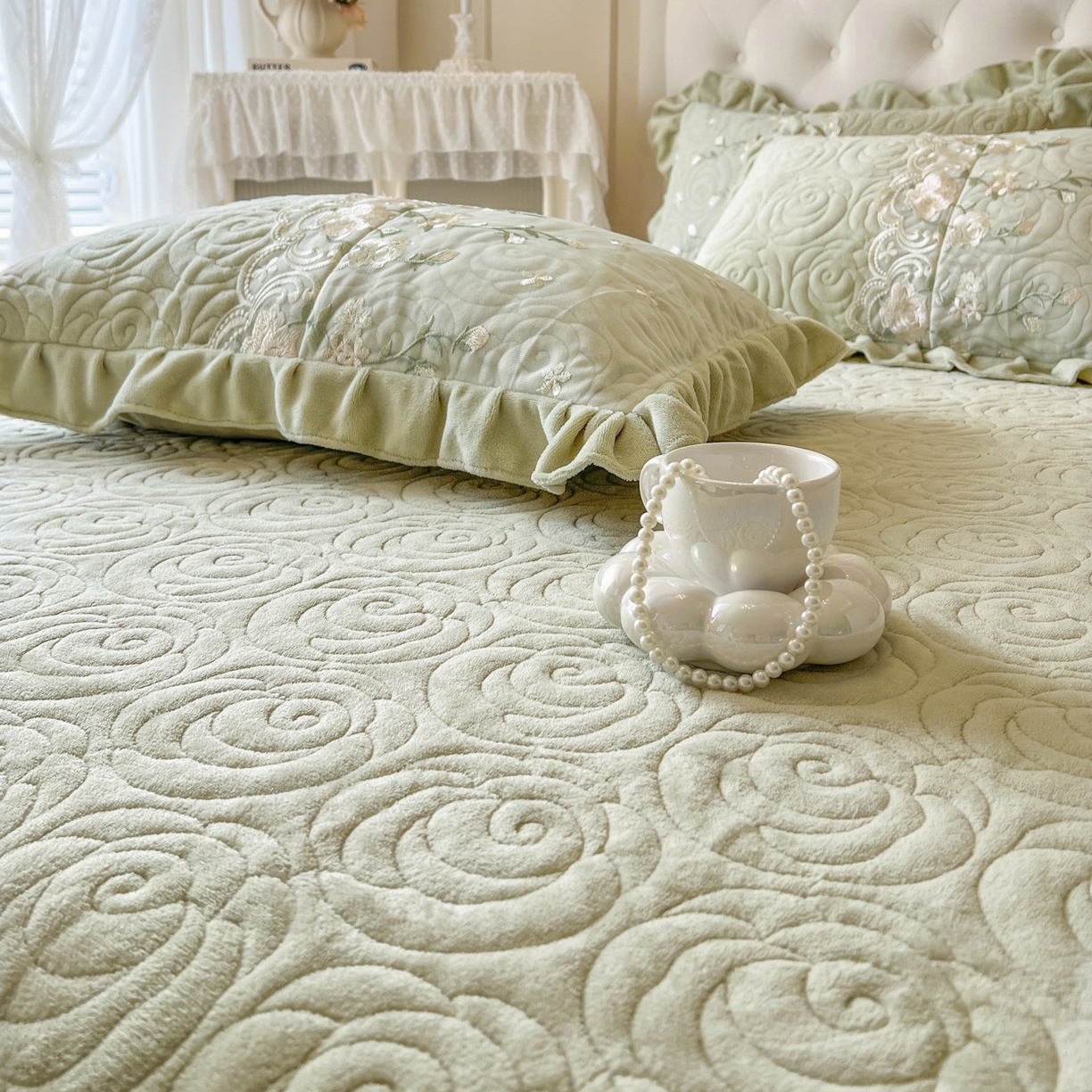 91家纺网 家纺一手货源 找家纺 恋尚 2025新款柔软牛奶绒保暖蕾丝床裙单品-玫瑰故事（控价150） 玫瑰故事-香草绿