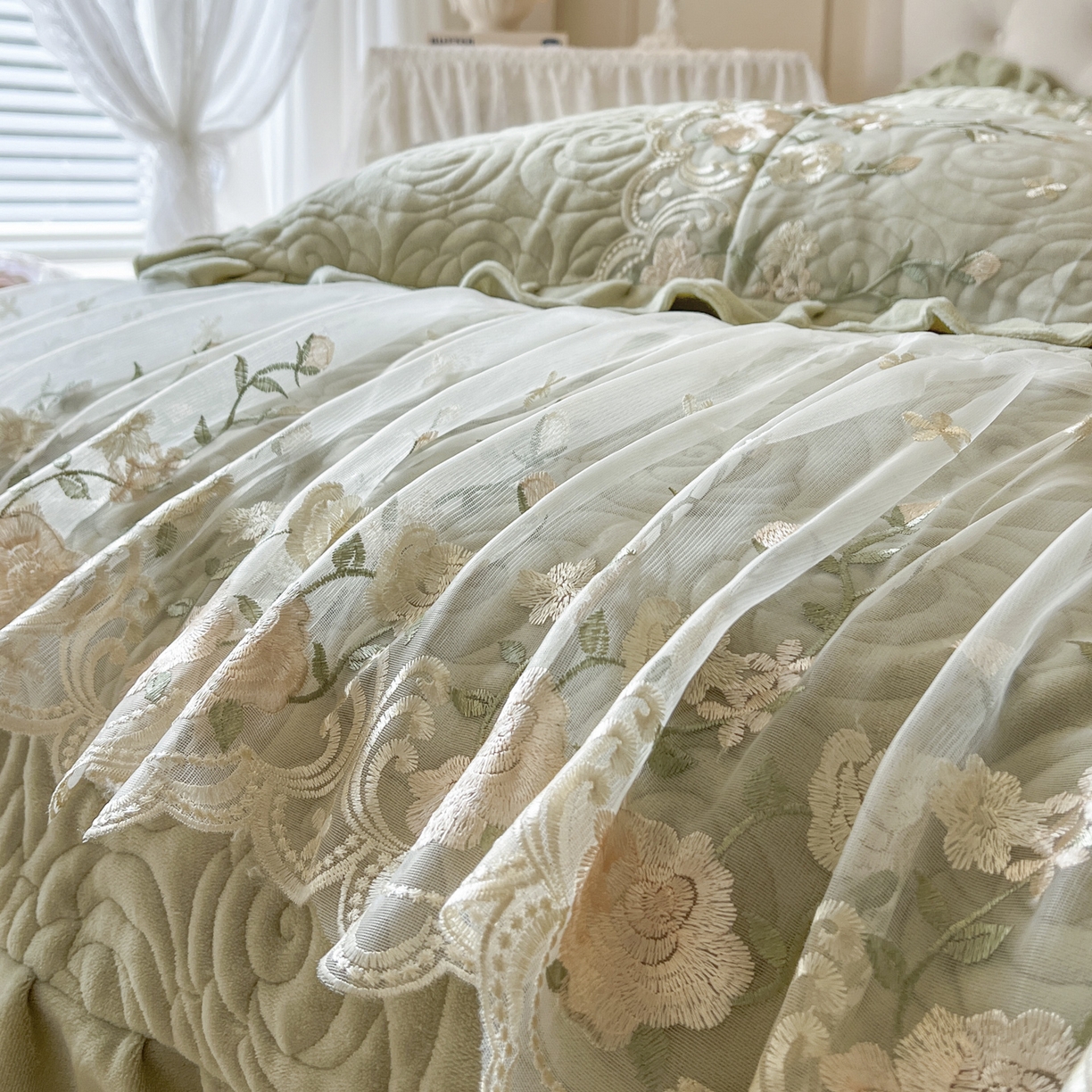 91家纺网 家纺一手货源 找家纺 恋尚 2025新款柔软牛奶绒保暖蕾丝床裙单品-玫瑰故事（控价150） 玫瑰故事-香草绿