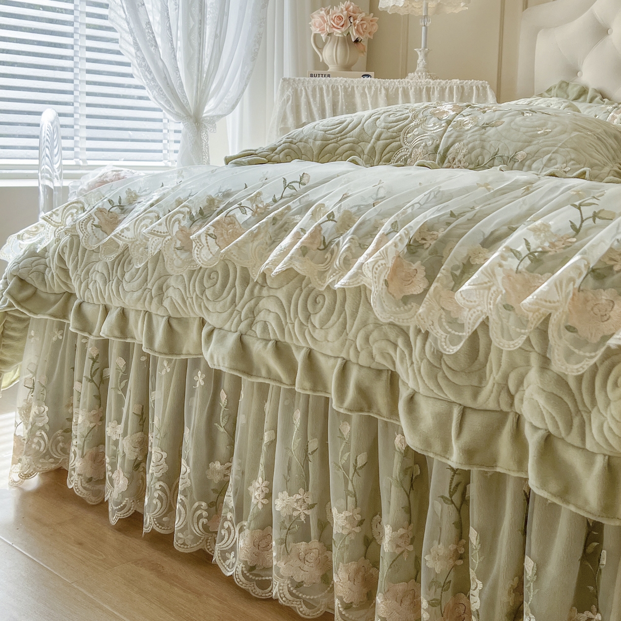 91家纺网 家纺一手货源 找家纺 恋尚 2025新款柔软牛奶绒保暖蕾丝床裙单品-玫瑰故事（控价150） 玫瑰故事-香草绿