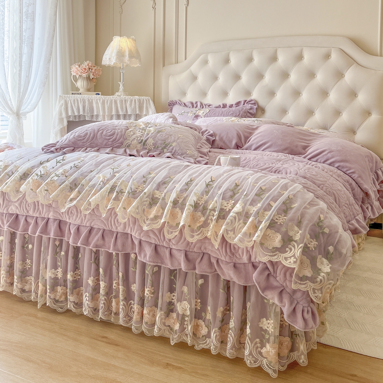 91家纺网 家纺一手货源 找家纺 恋尚 2025新款柔软牛奶绒保暖蕾丝床裙单品-玫瑰故事（控价150） 玫瑰故事-香芋紫