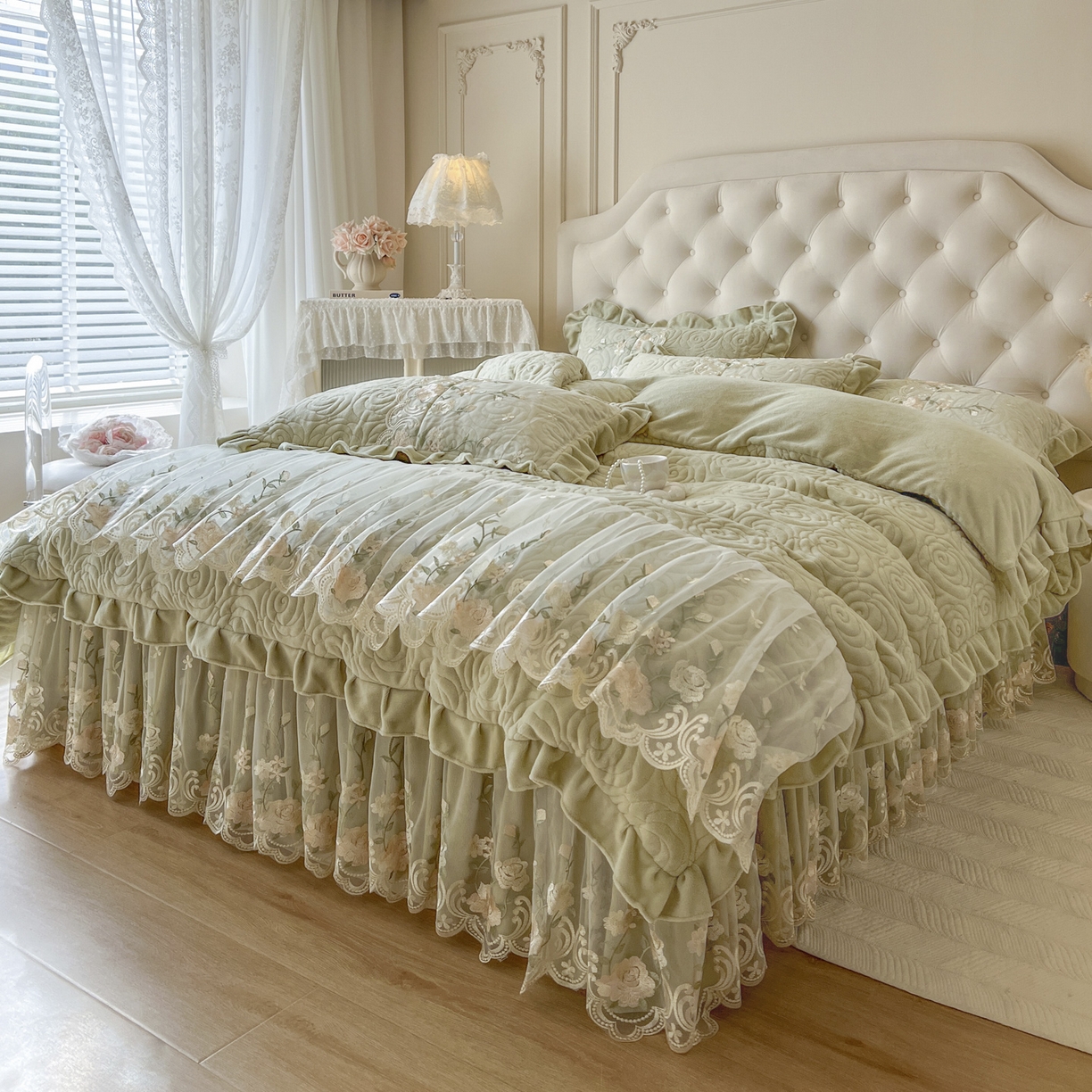 91家纺网 家纺一手货源 找家纺 恋尚 2025新款柔软牛奶绒保暖蕾丝床裙单品-玫瑰故事（控价150） 玫瑰故事-香草绿