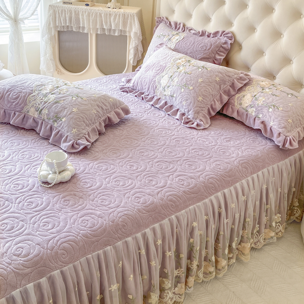 91家纺网 家纺一手货源 找家纺 恋尚 2025新款柔软牛奶绒保暖蕾丝床裙单品-玫瑰故事（控价150） 玫瑰故事-香芋紫