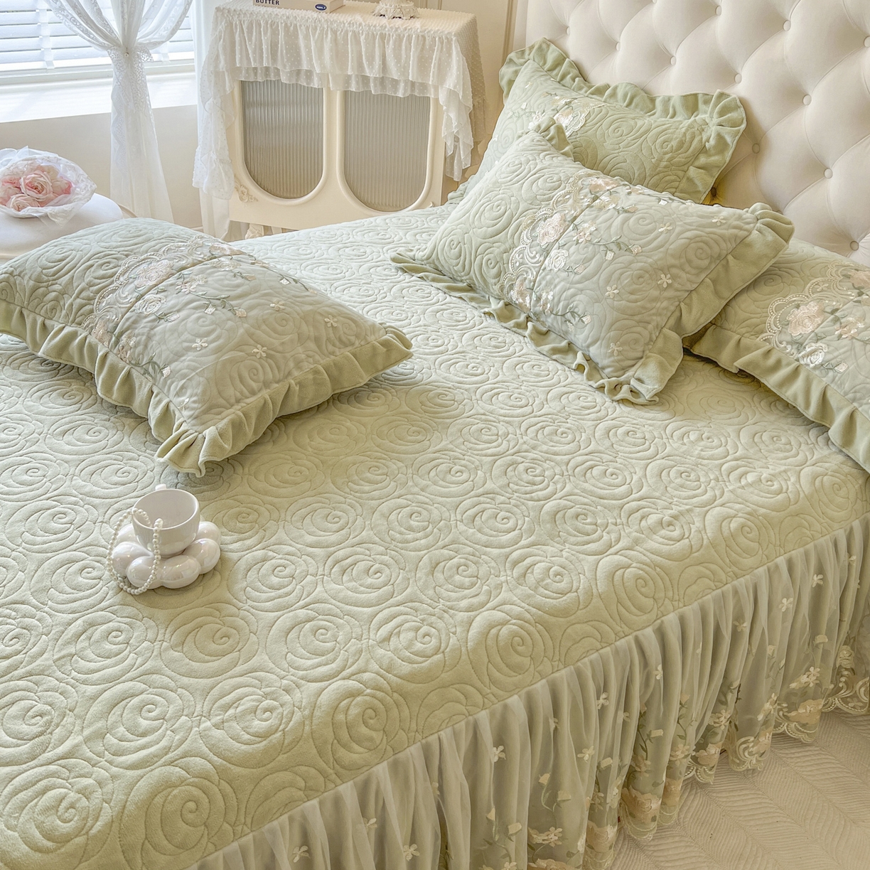 91家纺网 家纺一手货源 找家纺 恋尚 2025新款柔软牛奶绒保暖蕾丝床裙单品-玫瑰故事（控价150） 玫瑰故事-香草绿