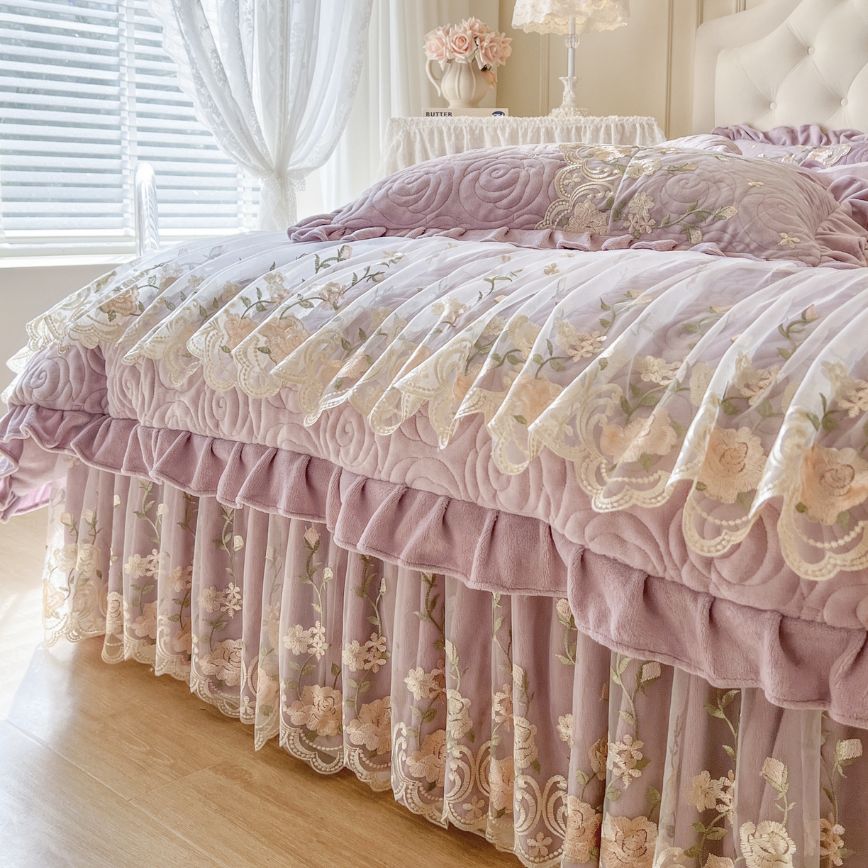 91家纺网 家纺一手货源 找家纺 恋尚 2025新款柔软牛奶绒保暖蕾丝床裙单品-玫瑰故事（控价150） 玫瑰故事-香芋紫