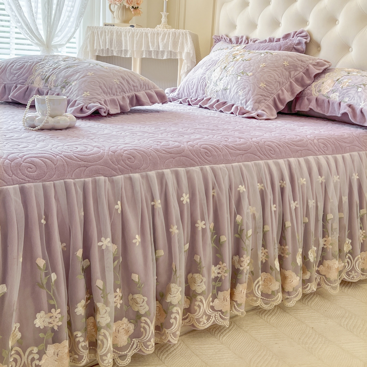 91家纺网 家纺一手货源 找家纺 恋尚 2025新款柔软牛奶绒保暖蕾丝床裙单品-玫瑰故事（控价150） 玫瑰故事-香芋紫