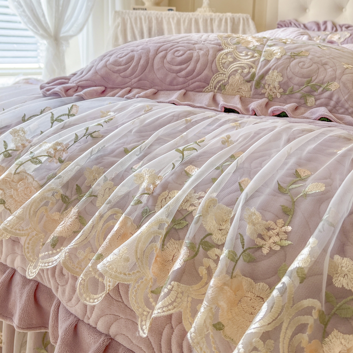 91家纺网 家纺一手货源 找家纺 恋尚 2025新款柔软牛奶绒保暖蕾丝床裙单品-玫瑰故事（控价150） 玫瑰故事-香芋紫