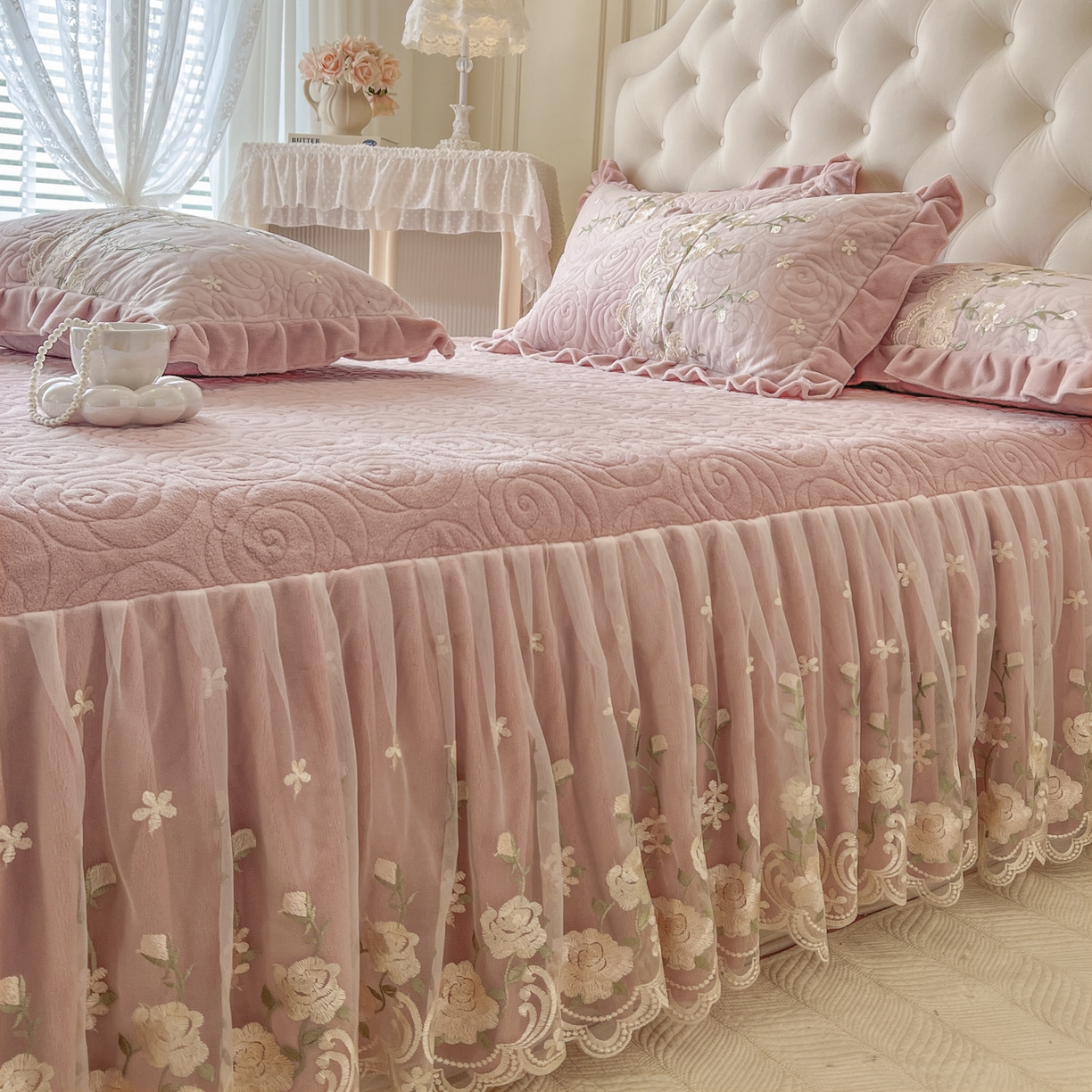 91家纺网 家纺一手货源 找家纺 恋尚 2025新款柔软牛奶绒保暖蕾丝床裙单品-玫瑰故事（控价150） 玫瑰故事-蜜桃粉