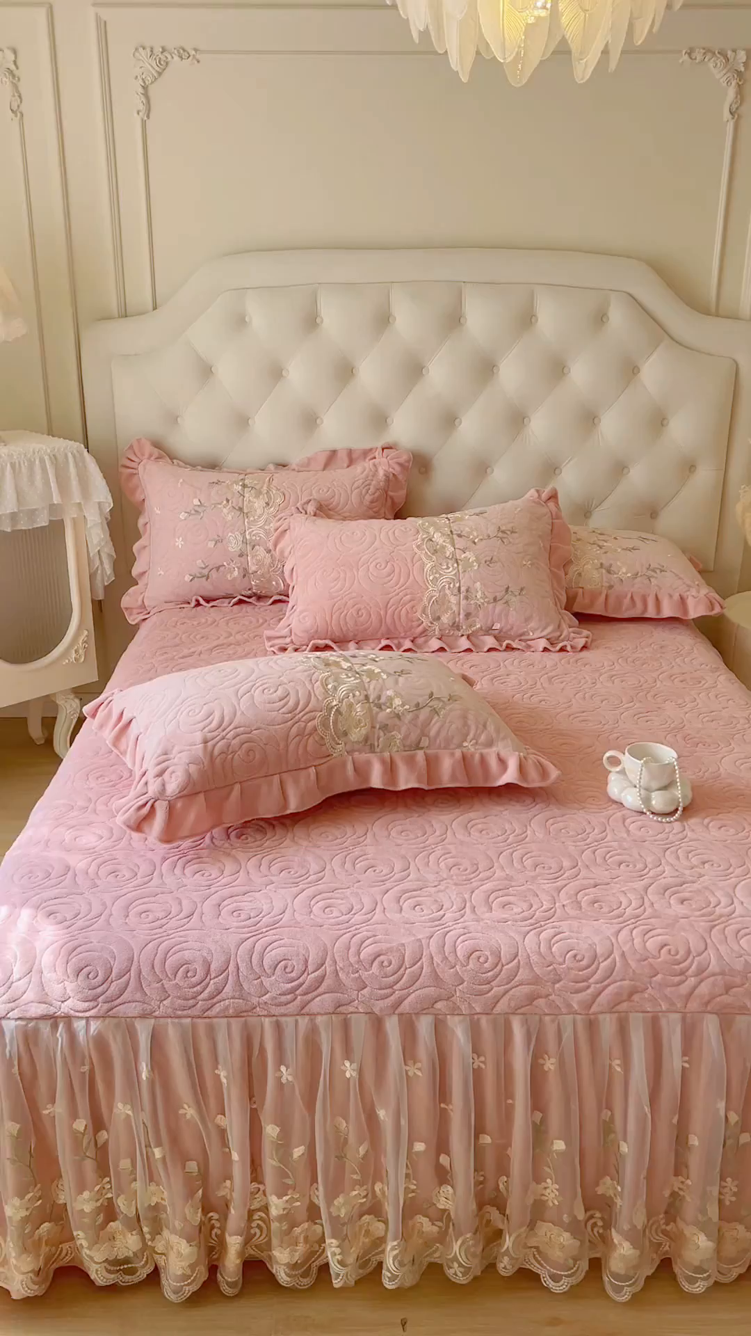 91家纺网 家纺一手货源 找家纺 （总）恋尚 2025新款柔软牛奶绒保暖蕾丝床裙单品-玫瑰故事（控价150）