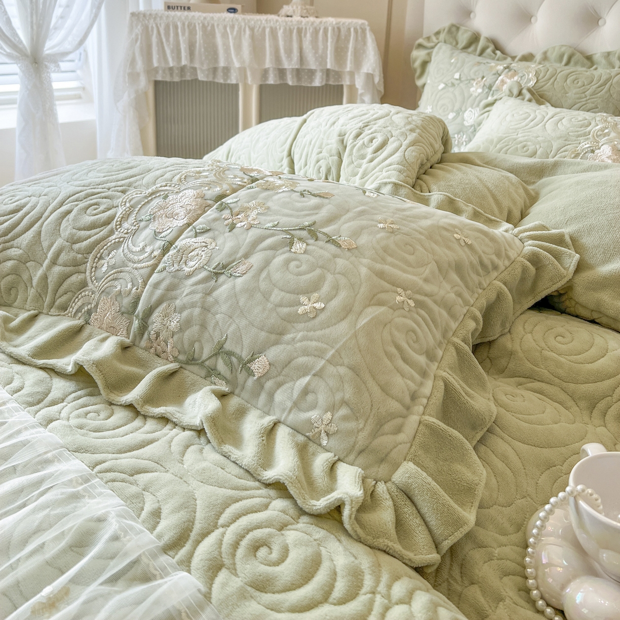 91家纺网 家纺一手货源 找家纺 恋尚 2025新款柔软牛奶绒保暖蕾丝床裙单品-玫瑰故事（控价150） 玫瑰故事-香草绿