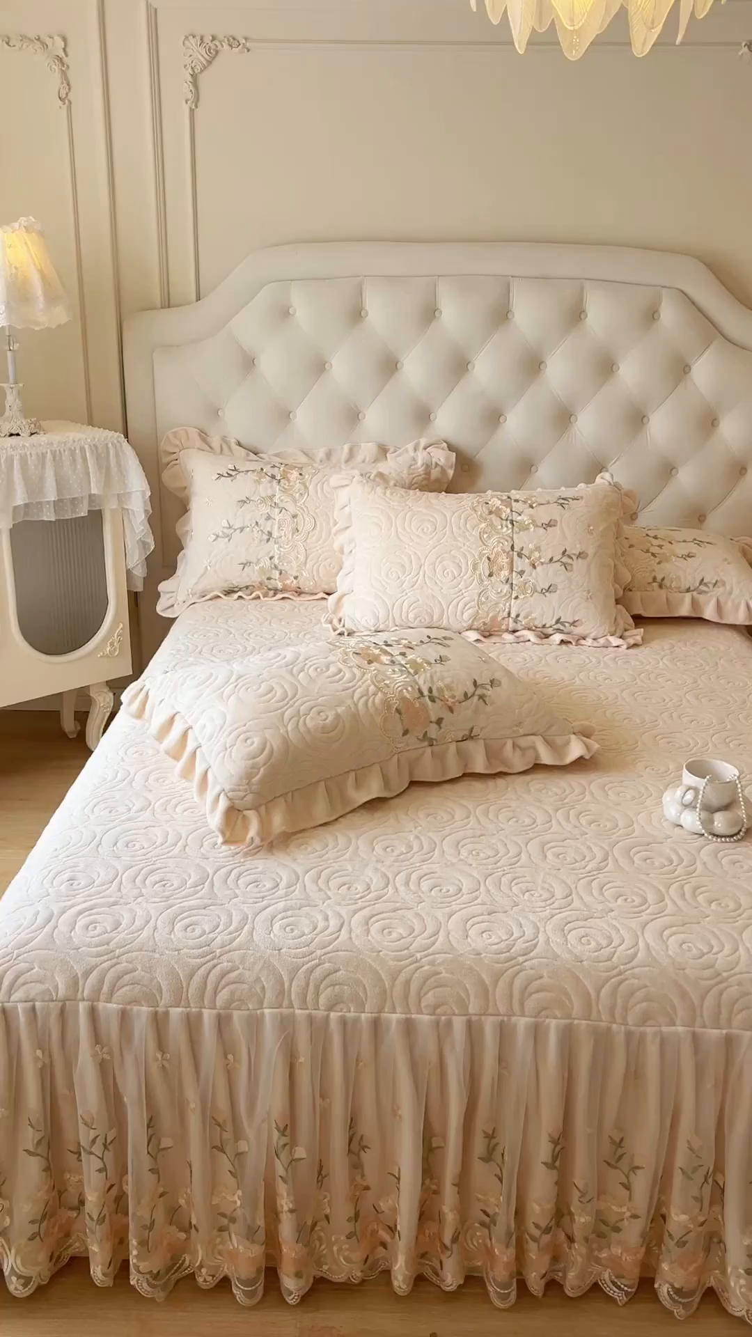 91家纺网 家纺一手货源 找家纺 恋尚 2025新款柔软牛奶绒保暖蕾丝床裙单品-玫瑰故事（控价150） 玫瑰故事-奶茶色