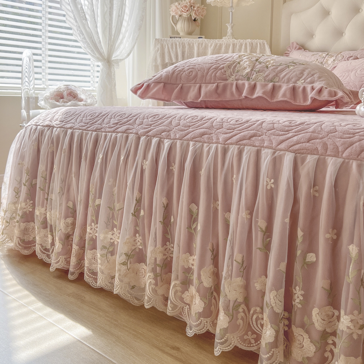 91家纺网 家纺一手货源 找家纺 恋尚 2025新款柔软牛奶绒保暖蕾丝床裙单品-玫瑰故事（控价150） 玫瑰故事-蜜桃粉