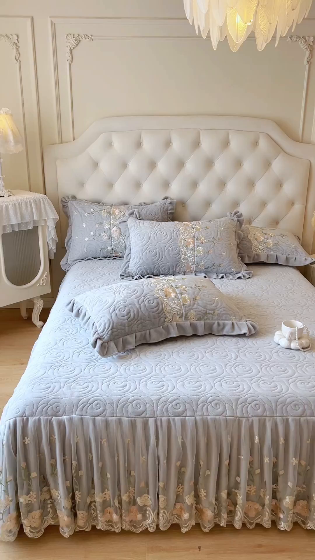 91家纺网 家纺一手货源 找家纺 恋尚 2025新款柔软牛奶绒保暖蕾丝床裙单品-玫瑰故事（控价150） 玫瑰故事-椰蓉灰