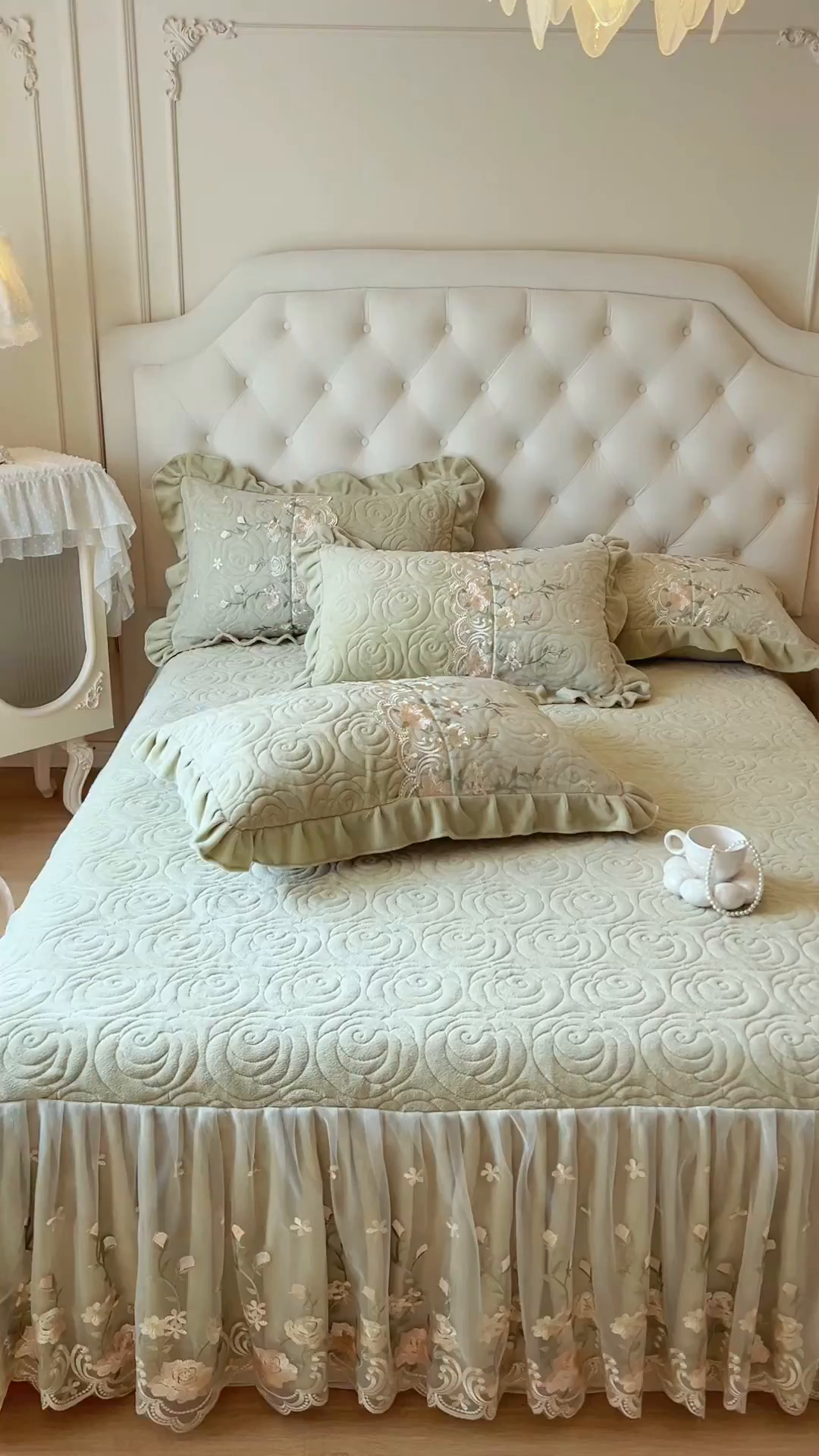 91家纺网 家纺一手货源 找家纺 恋尚 2025新款柔软牛奶绒保暖蕾丝床裙单品-玫瑰故事（控价150） 玫瑰故事-香草绿