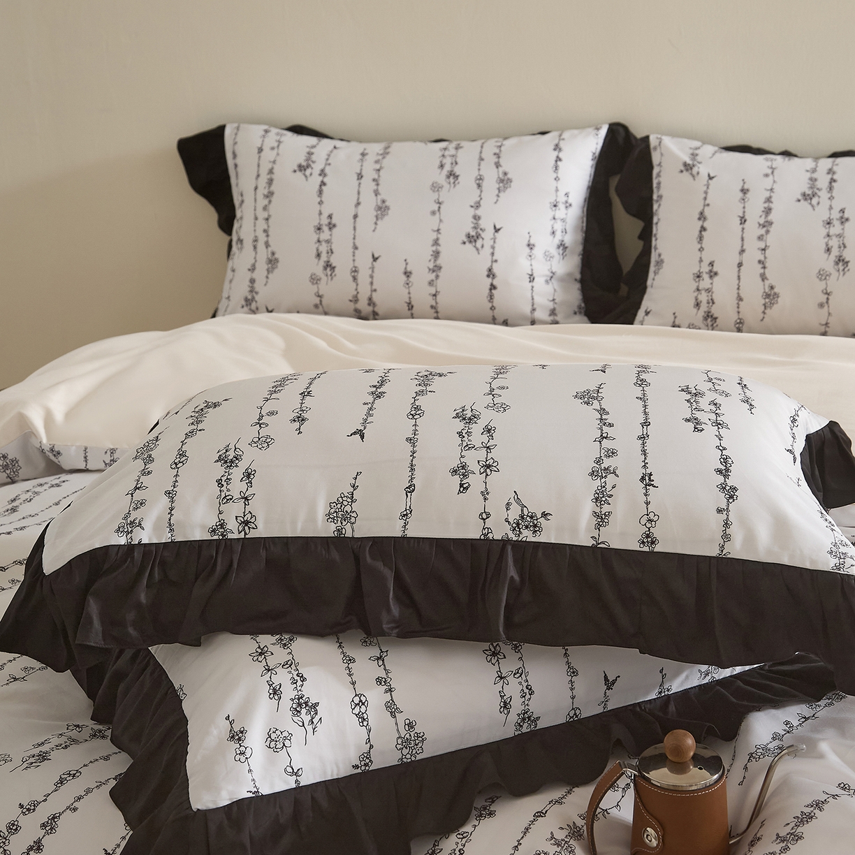 91家纺网 家纺一手货源 找家纺 （总）ONE TWO ONE 121 2025新款50长绒高端工艺款荷叶花边贡缎数码印花四件套-陌上开花【会员-20】 平台控价券后不得低于368/388元