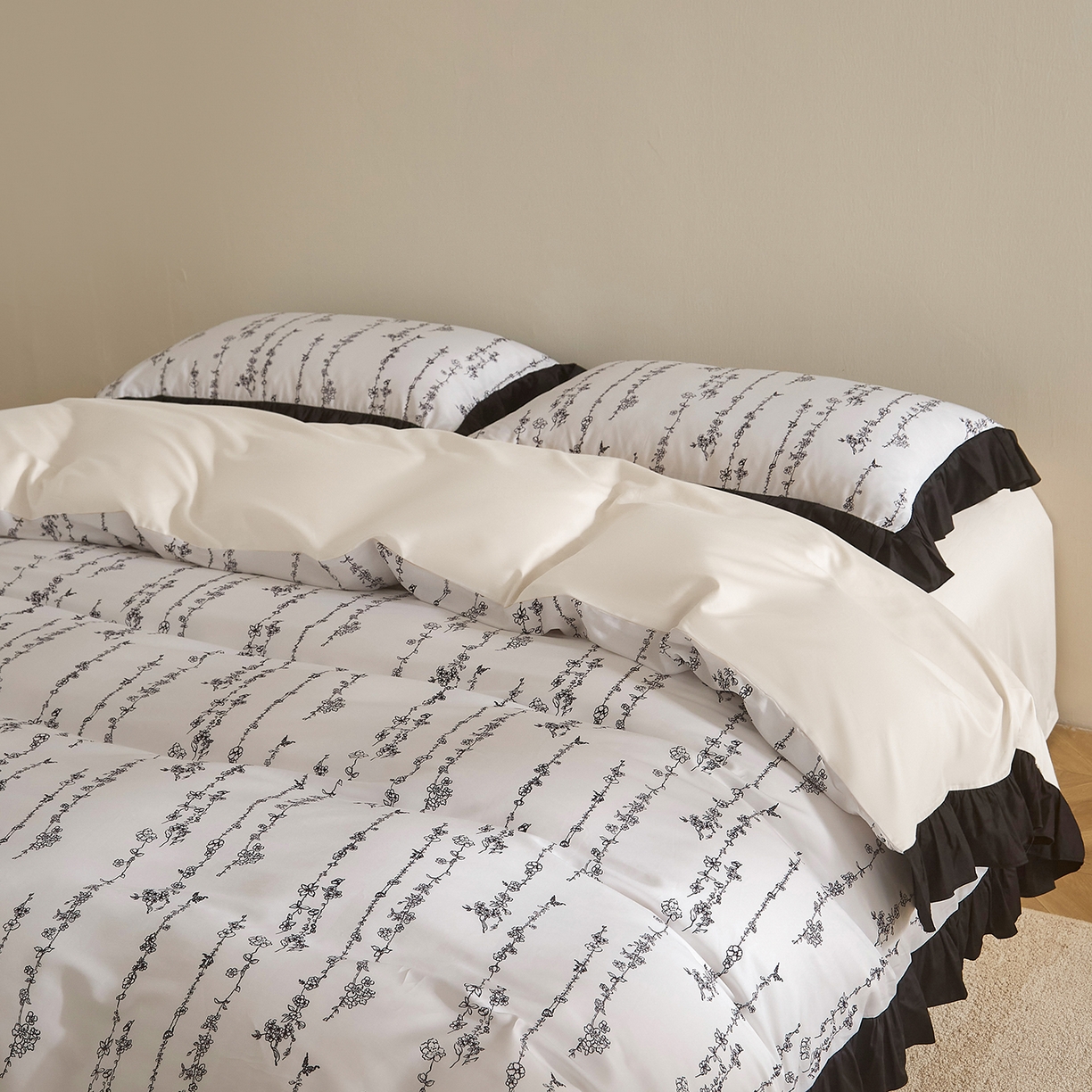 91家纺网 家纺一手货源 找家纺 （总）ONE TWO ONE 121 2025新款50长绒高端工艺款荷叶花边贡缎数码印花四件套-陌上开花【会员-20】 平台控价券后不得低于368/388元