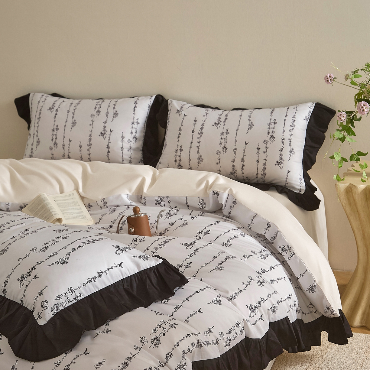 91家纺网 家纺一手货源 找家纺 （总）ONE TWO ONE 121 2025新款50长绒高端工艺款荷叶花边贡缎数码印花四件套-陌上开花【会员-20】 平台控价券后不得低于368/388元