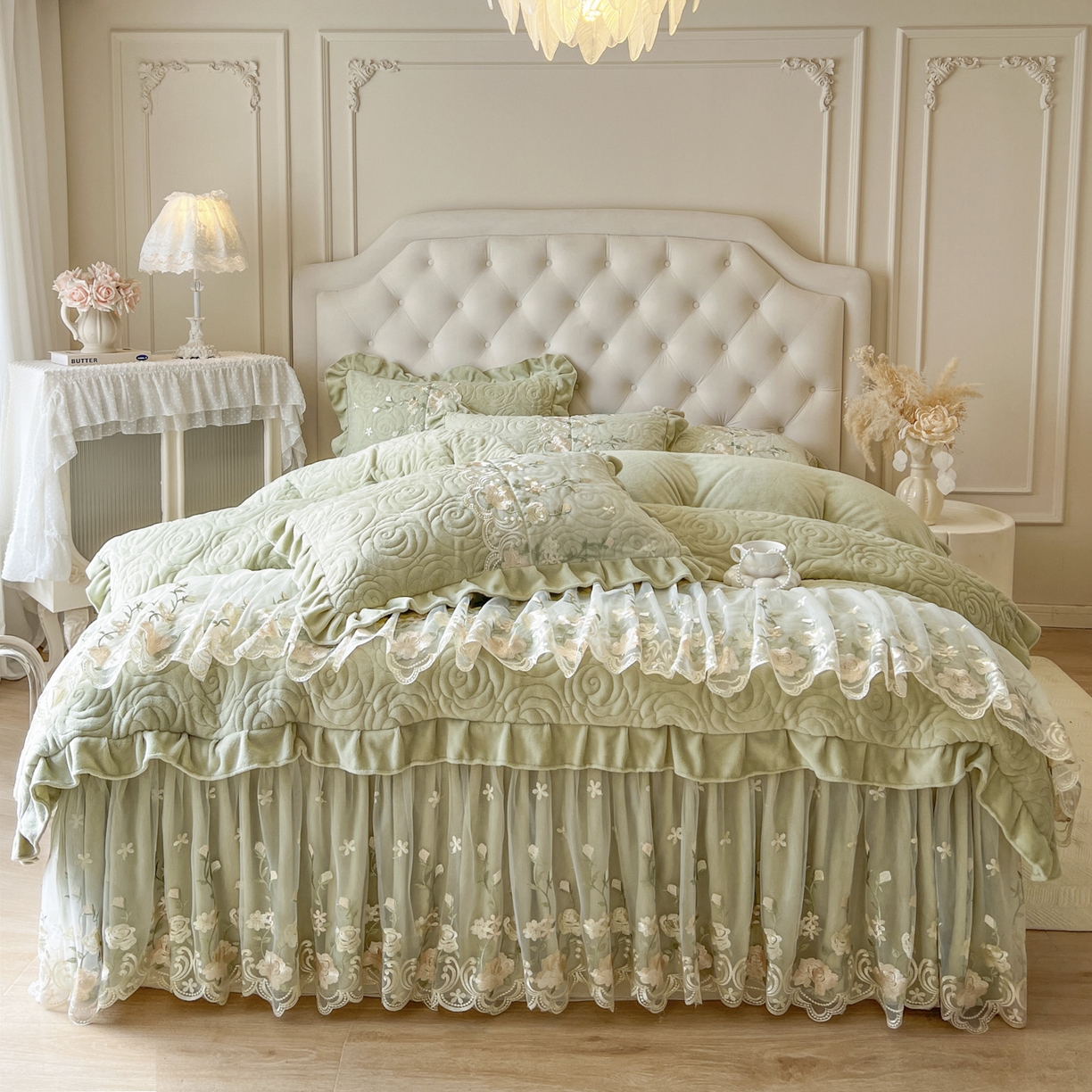 91家纺网 家纺一手货源 找家纺 恋尚 2025新款柔软牛奶绒保暖蕾丝床裙四件套-玫瑰故事（控价305） 玫瑰故事-香草绿