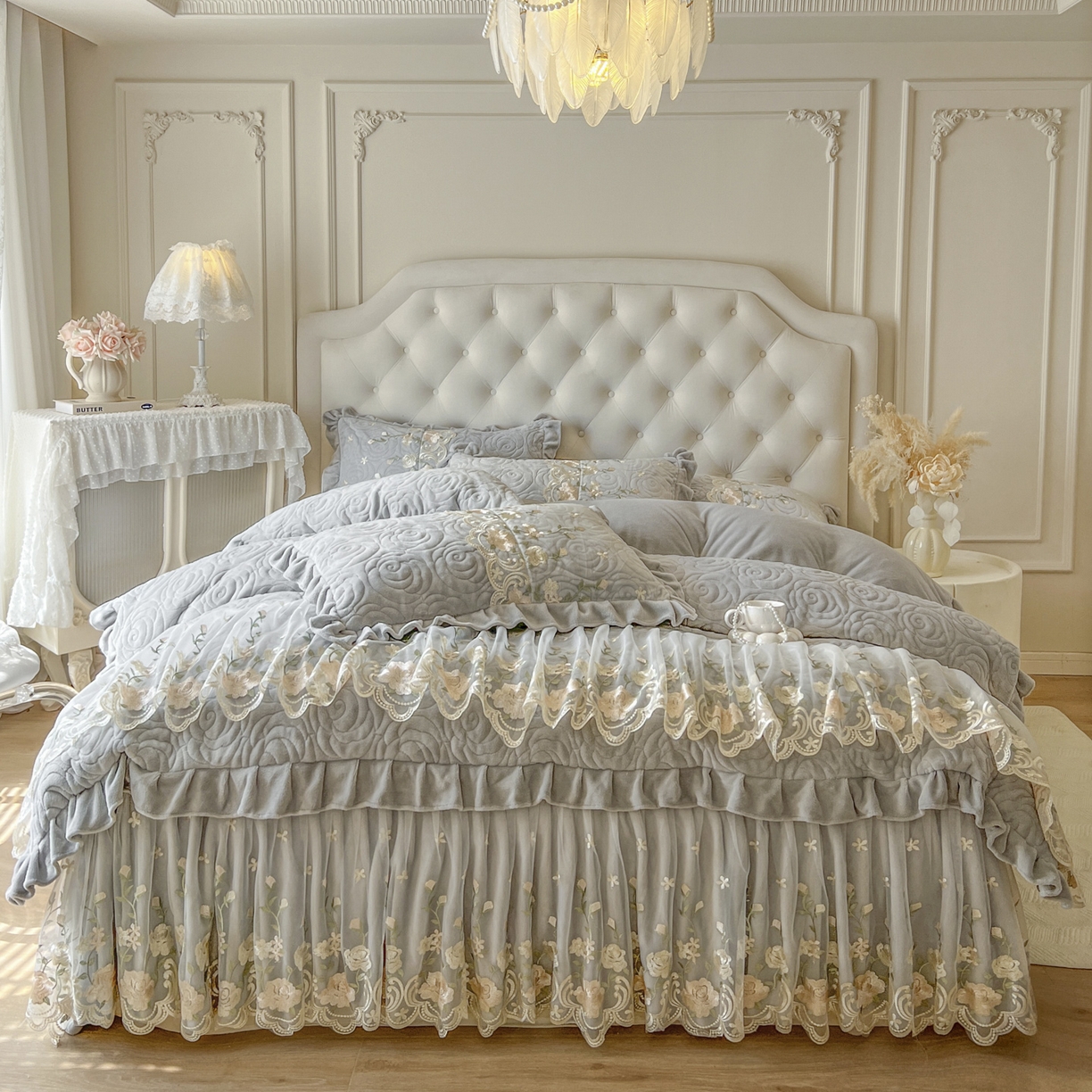 91家纺网 家纺一手货源 找家纺 恋尚 2025新款柔软牛奶绒保暖蕾丝床裙四件套-玫瑰故事（控价305） 玫瑰故事-椰蓉灰