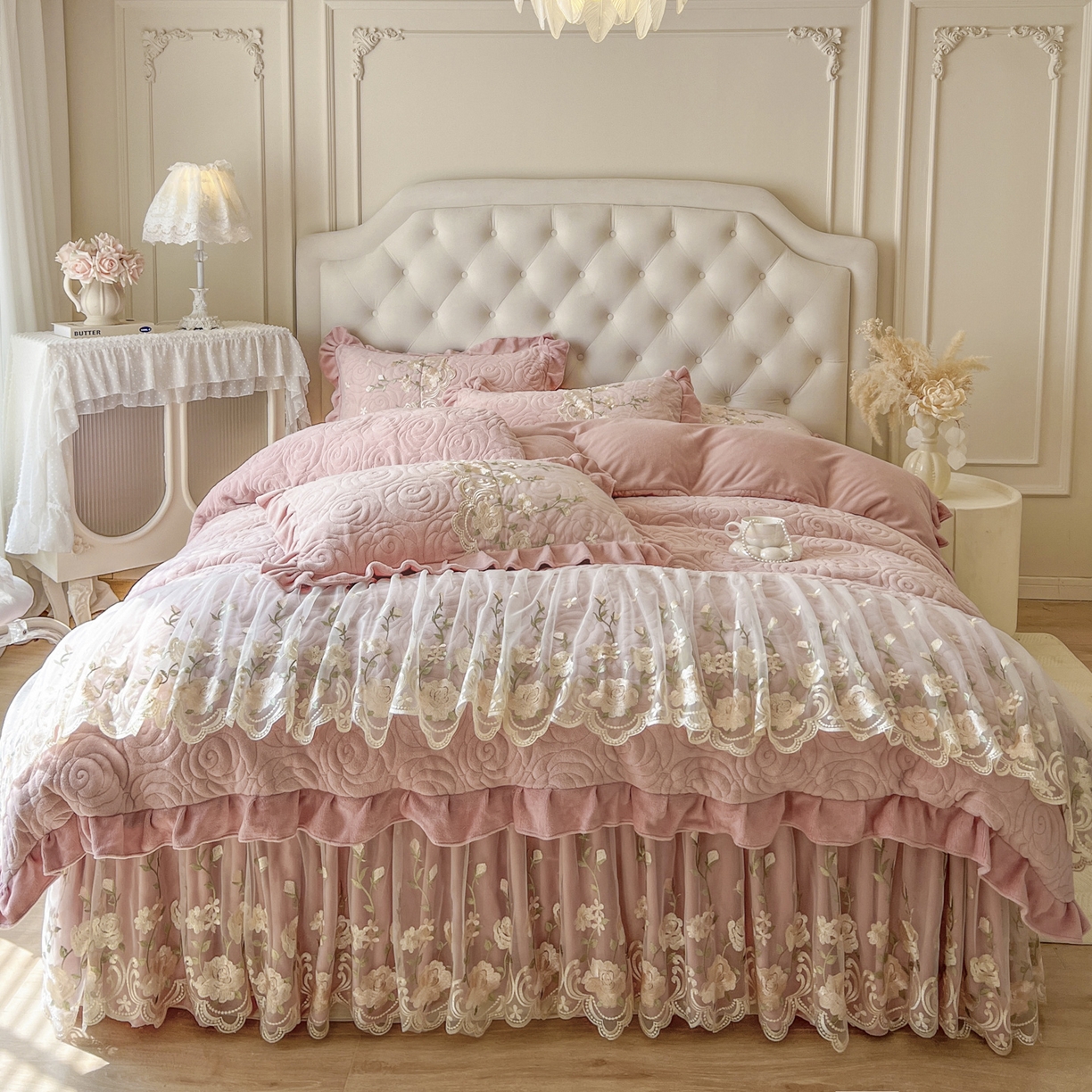 恋尚 2025新款柔软牛奶绒保暖蕾丝床裙四件套-玫瑰故事（控价305） 玫瑰故事-蜜桃粉