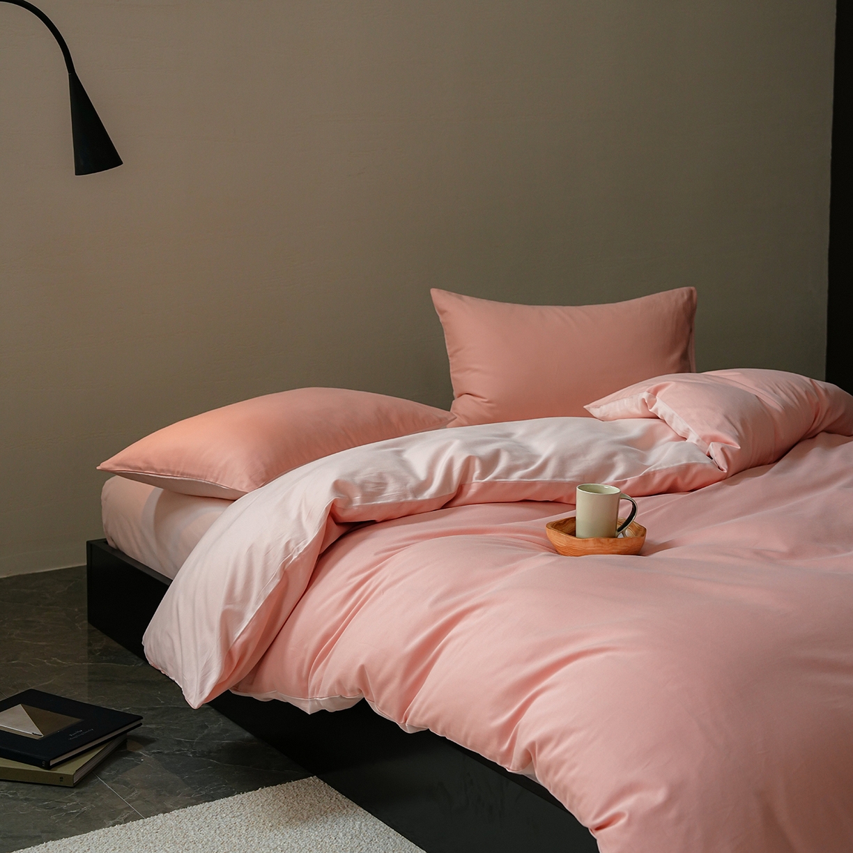 91家纺网 家纺一手货源 找家纺 禾时 2025新款A类全棉贡缎磨毛纯色四件套（礼盒包装）-风格1 粉恋