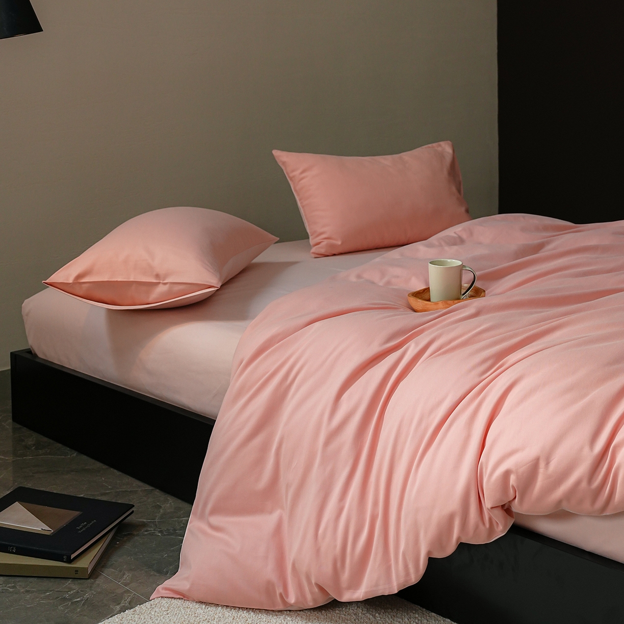 91家纺网 家纺一手货源 找家纺 禾时 2025新款A类全棉贡缎磨毛纯色四件套（礼盒包装）-风格1 粉恋