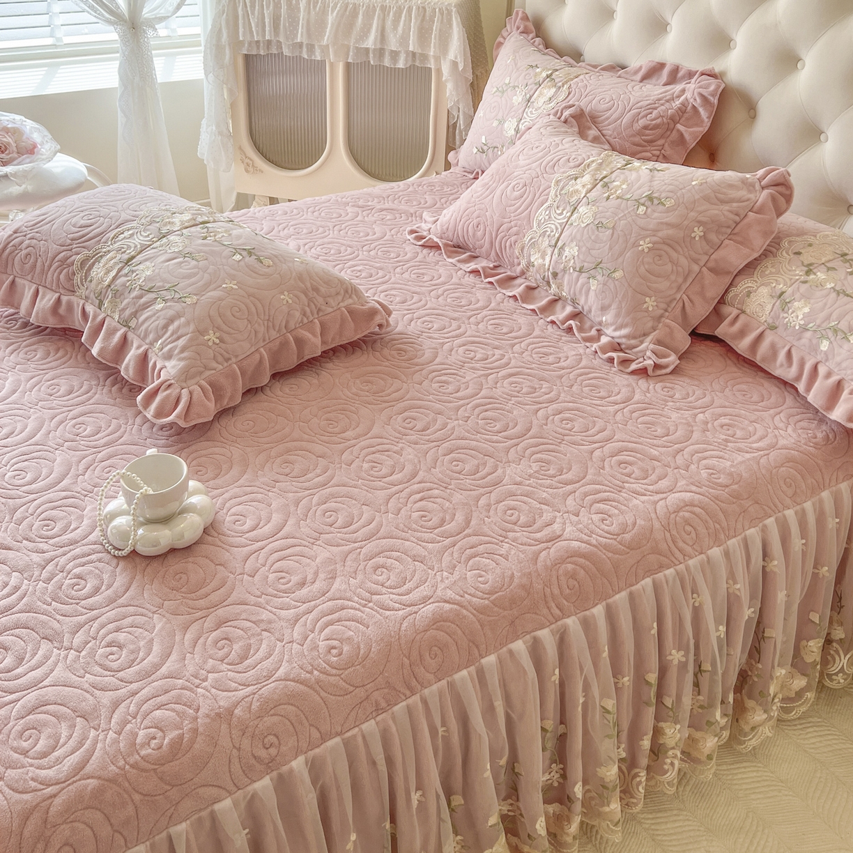 91家纺网 家纺一手货源 找家纺 恋尚 2025新款柔软牛奶绒保暖蕾丝床裙四件套-玫瑰故事（控价305） 玫瑰故事-蜜桃粉