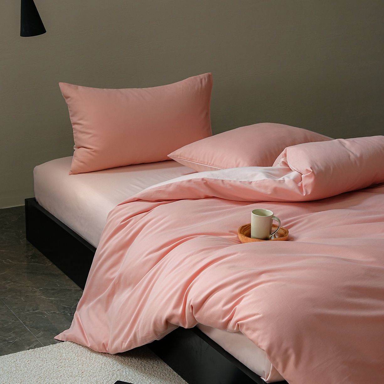 91家纺网 家纺一手货源 找家纺 禾时 2025新款A类全棉贡缎磨毛纯色四件套（礼盒包装）-风格1 粉恋