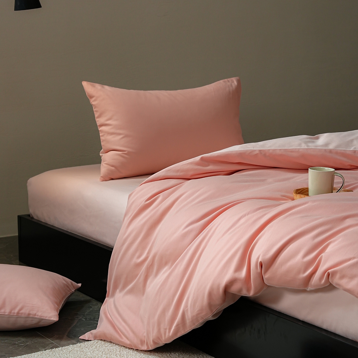 91家纺网 家纺一手货源 找家纺 禾时 2025新款A类全棉贡缎磨毛纯色四件套（礼盒包装）-风格1 粉恋