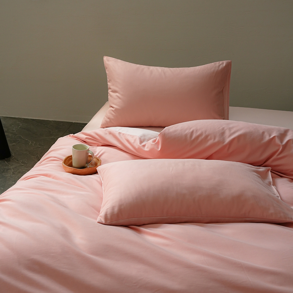 91家纺网 家纺一手货源 找家纺 禾时 2025新款A类全棉贡缎磨毛纯色四件套（礼盒包装）-风格1 粉恋