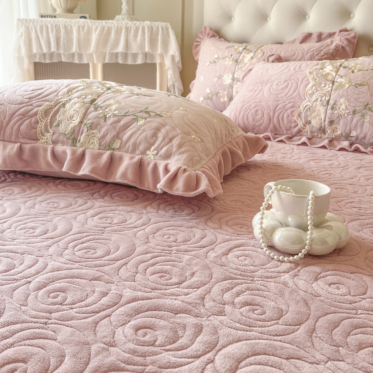 91家纺网 家纺一手货源 找家纺 恋尚 2025新款柔软牛奶绒保暖蕾丝床裙四件套-玫瑰故事（控价305） 玫瑰故事-蜜桃粉