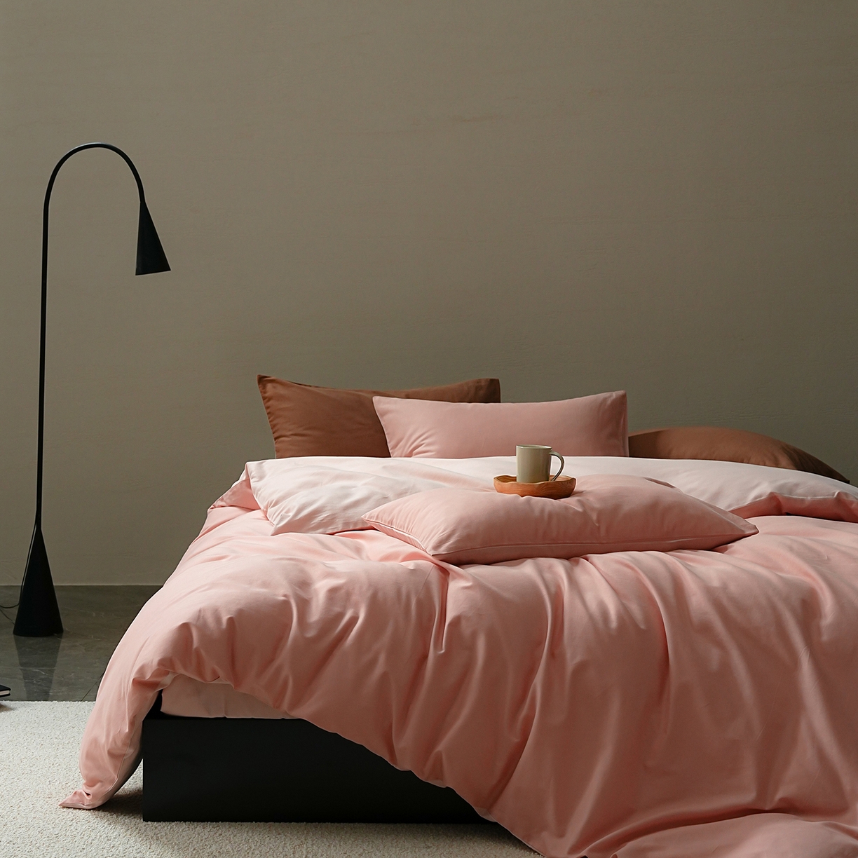 91家纺网 家纺一手货源 找家纺 禾时 2025新款A类全棉贡缎磨毛纯色四件套（礼盒包装）-风格1 粉恋