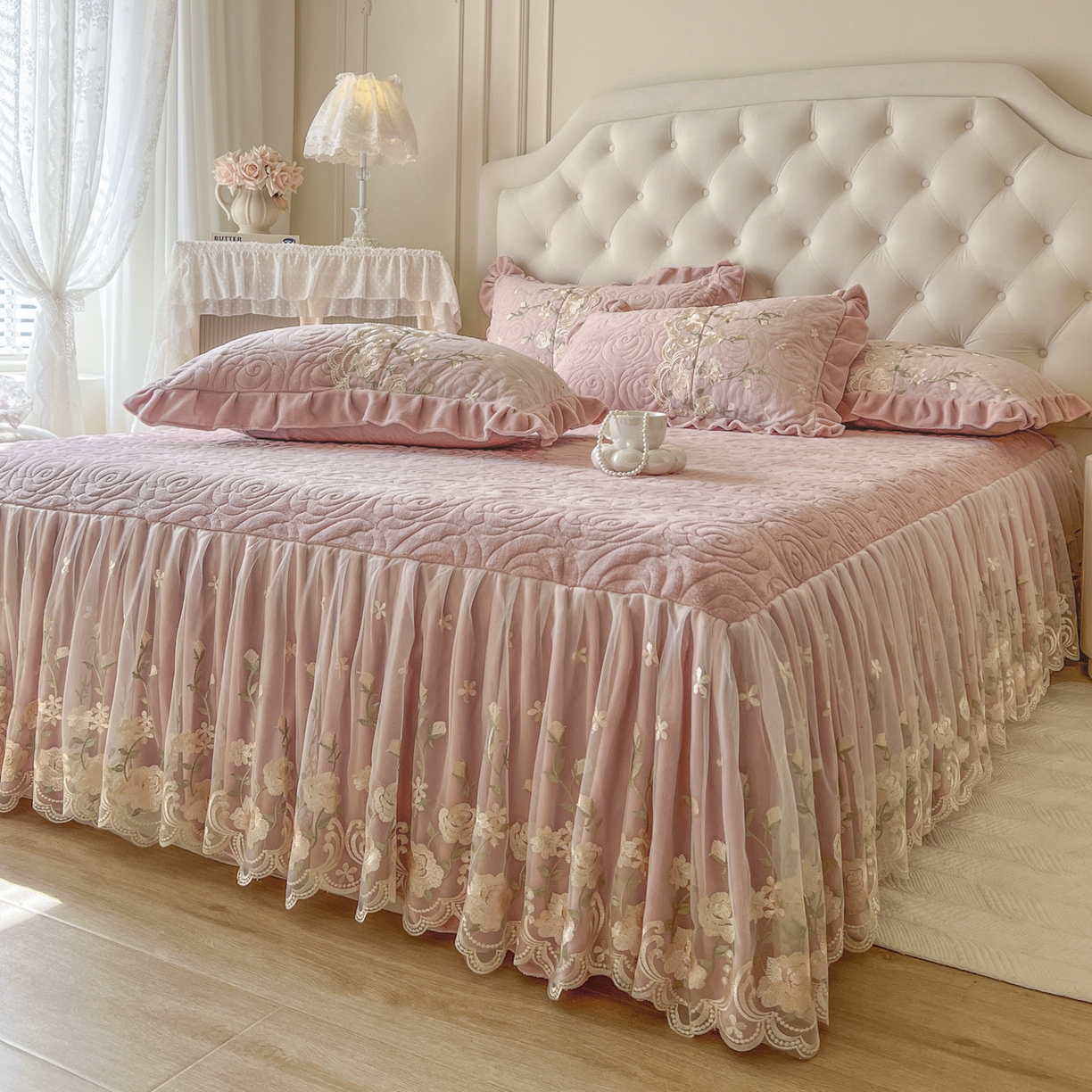 91家纺网 家纺一手货源 找家纺 恋尚 2025新款柔软牛奶绒保暖蕾丝床裙四件套-玫瑰故事（控价305） 玫瑰故事-蜜桃粉