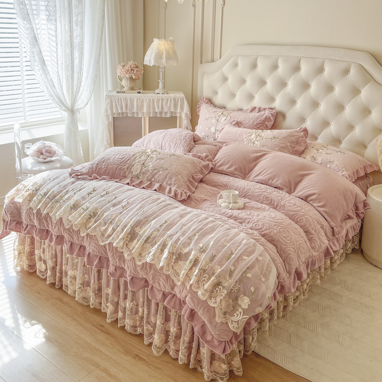 91家纺网 家纺一手货源 找家纺 恋尚 2025新款柔软牛奶绒保暖蕾丝床裙四件套-玫瑰故事（控价305） 玫瑰故事-蜜桃粉