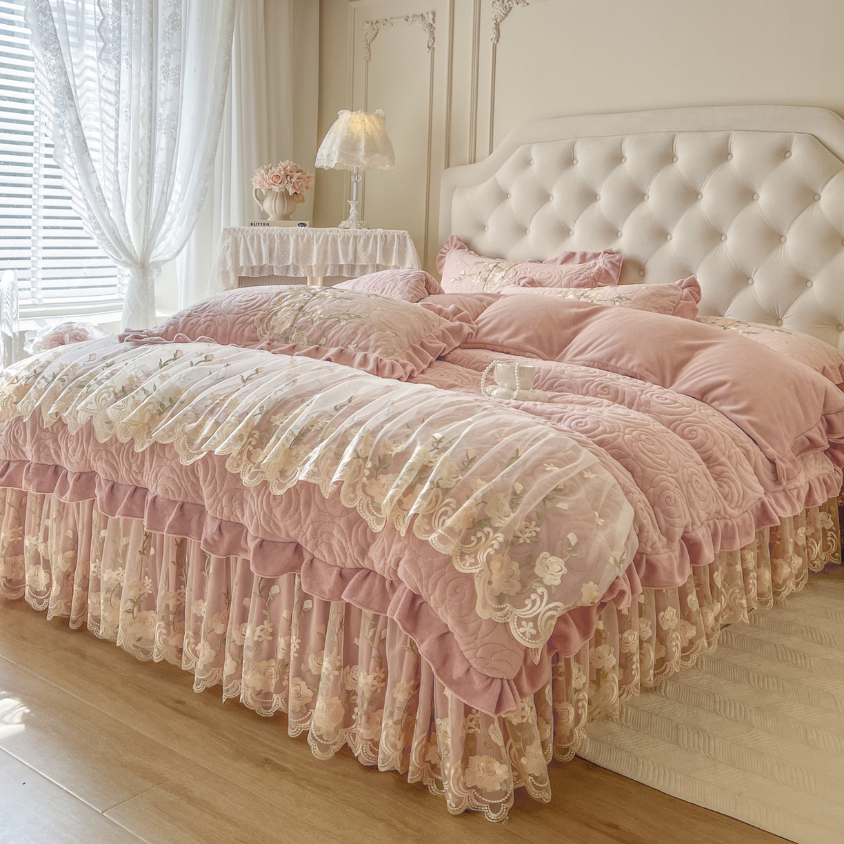 91家纺网 家纺一手货源 找家纺 恋尚 2025新款柔软牛奶绒保暖蕾丝床裙四件套-玫瑰故事（控价305） 玫瑰故事-蜜桃粉