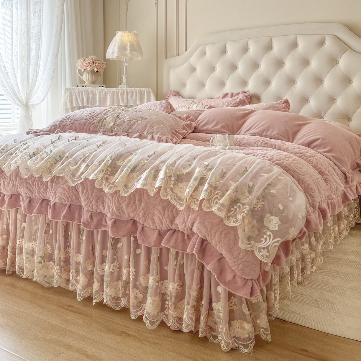 91家纺网 家纺一手货源 找家纺 恋尚 2025新款柔软牛奶绒保暖蕾丝床裙四件套-玫瑰故事（控价305） 玫瑰故事-蜜桃粉