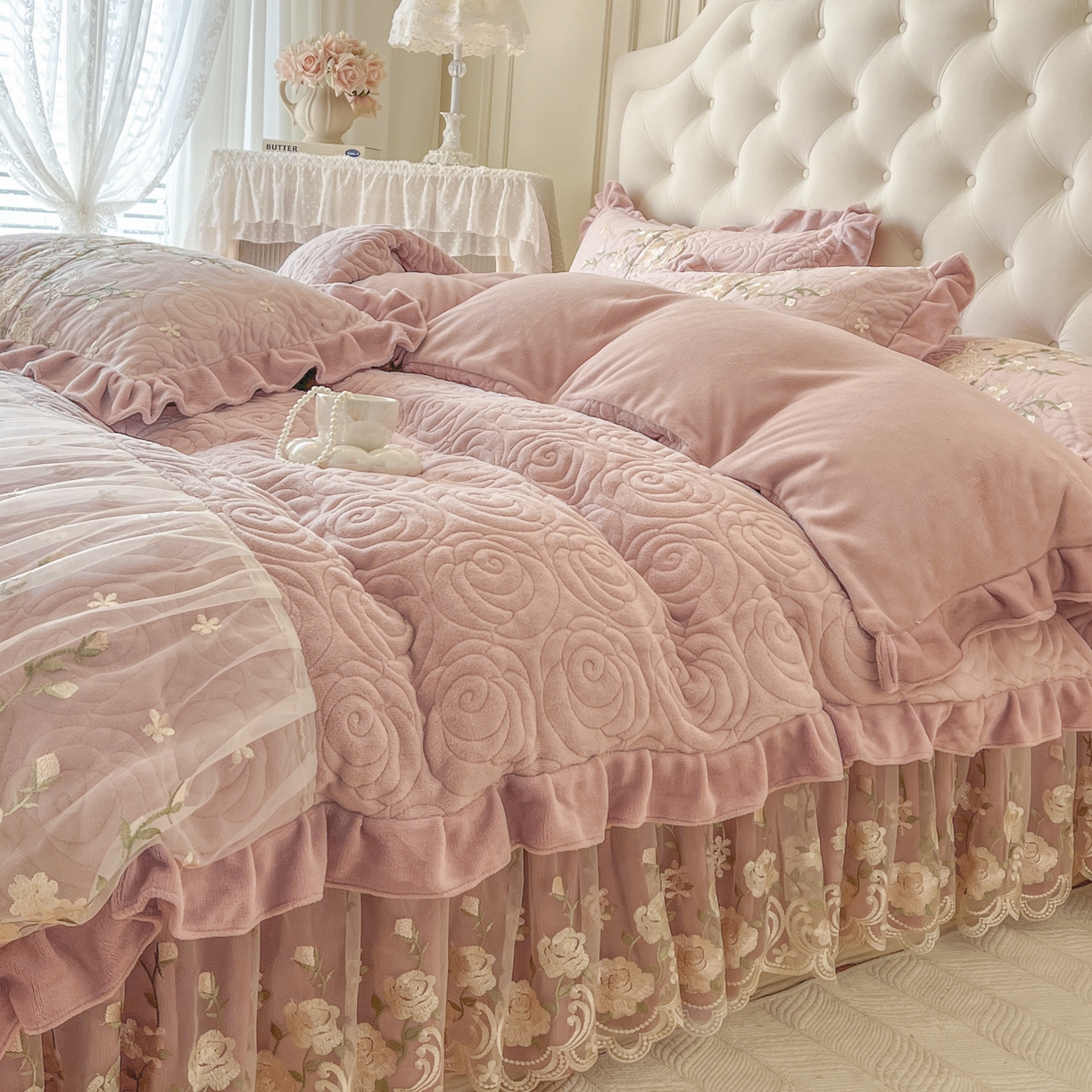 91家纺网 家纺一手货源 找家纺 恋尚 2025新款柔软牛奶绒保暖蕾丝床裙四件套-玫瑰故事（控价305） 玫瑰故事-蜜桃粉