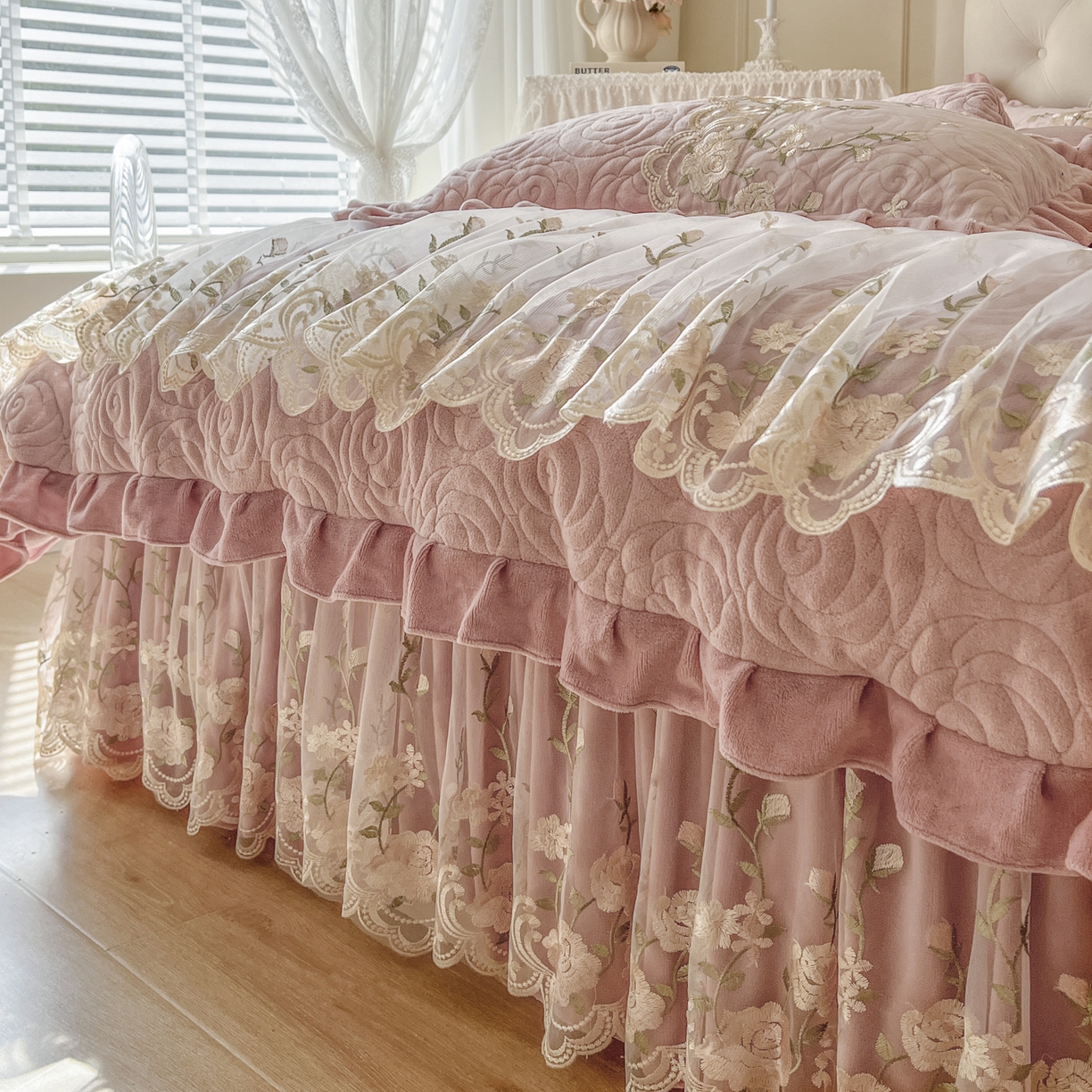 91家纺网 家纺一手货源 找家纺 恋尚 2025新款柔软牛奶绒保暖蕾丝床裙四件套-玫瑰故事（控价305） 玫瑰故事-蜜桃粉