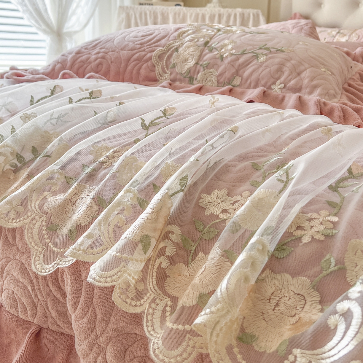 91家纺网 家纺一手货源 找家纺 恋尚 2025新款柔软牛奶绒保暖蕾丝床裙四件套-玫瑰故事（控价305） 玫瑰故事-蜜桃粉