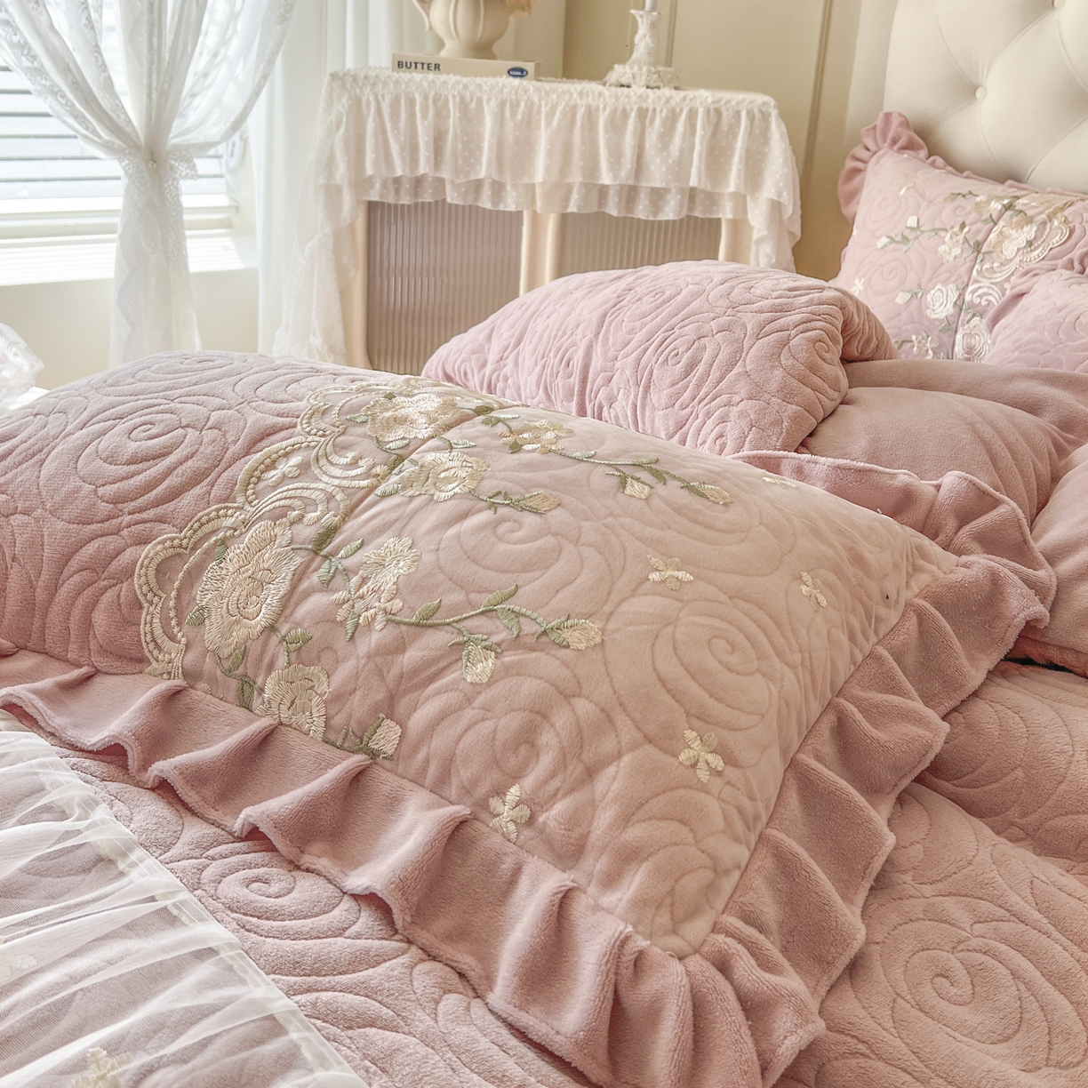 91家纺网 家纺一手货源 找家纺 恋尚 2025新款柔软牛奶绒保暖蕾丝床裙四件套-玫瑰故事（控价305） 玫瑰故事-蜜桃粉