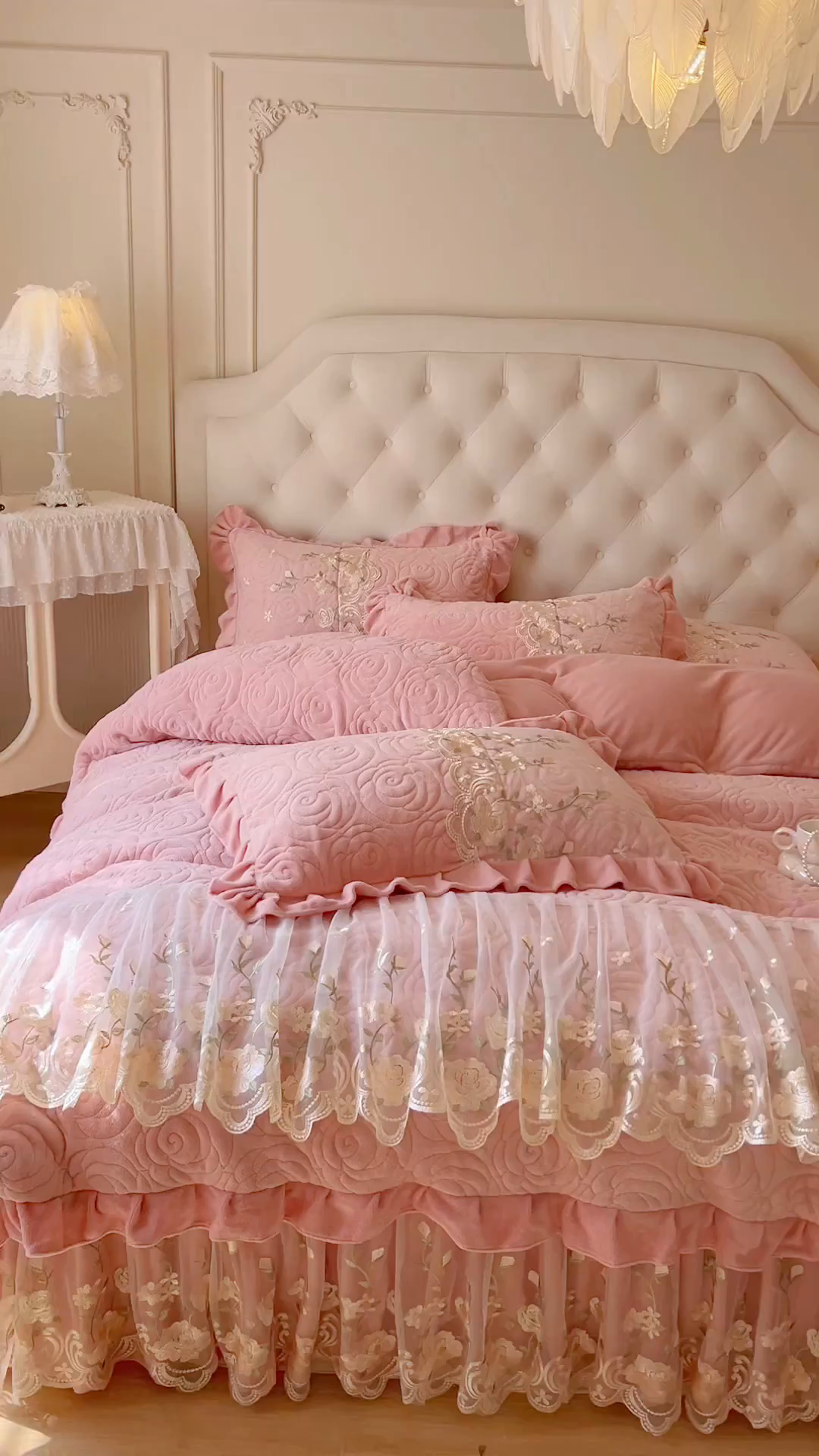91家纺网 家纺一手货源 找家纺 恋尚 2025新款柔软牛奶绒保暖蕾丝床裙四件套-玫瑰故事（控价305） 玫瑰故事-蜜桃粉