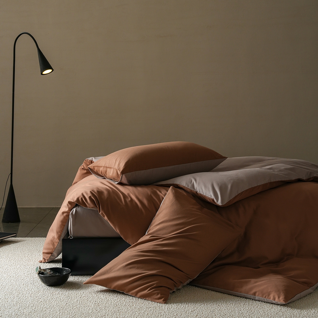 91家纺网 家纺一手货源 找家纺 禾时 2025新款A类全棉贡缎磨毛纯色四件套（礼盒包装）-风格1 桦茶