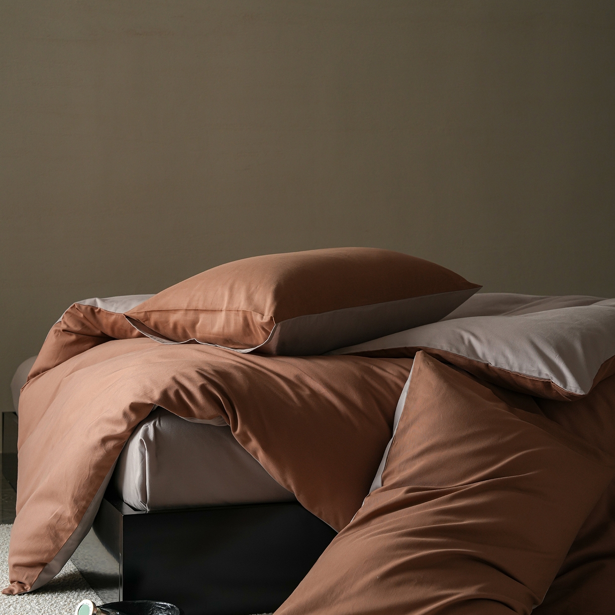 91家纺网 家纺一手货源 找家纺 禾时 2025新款A类全棉贡缎磨毛纯色四件套（礼盒包装）-风格1 桦茶