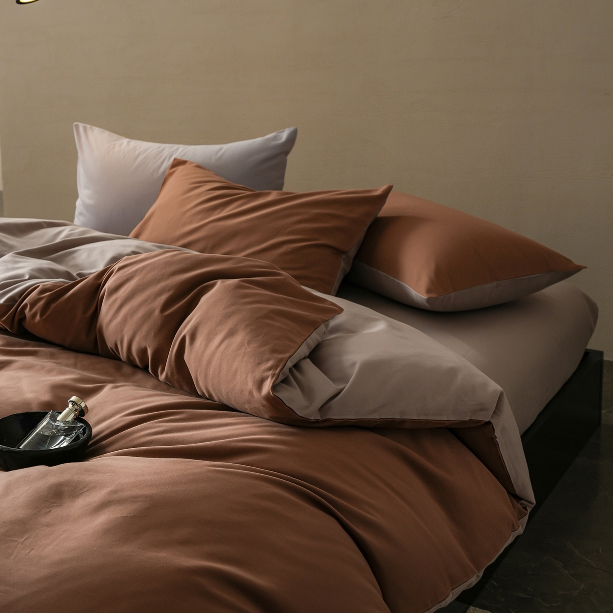 91家纺网 家纺一手货源 找家纺 禾时 2025新款A类全棉贡缎磨毛纯色四件套（礼盒包装）-风格1 桦茶