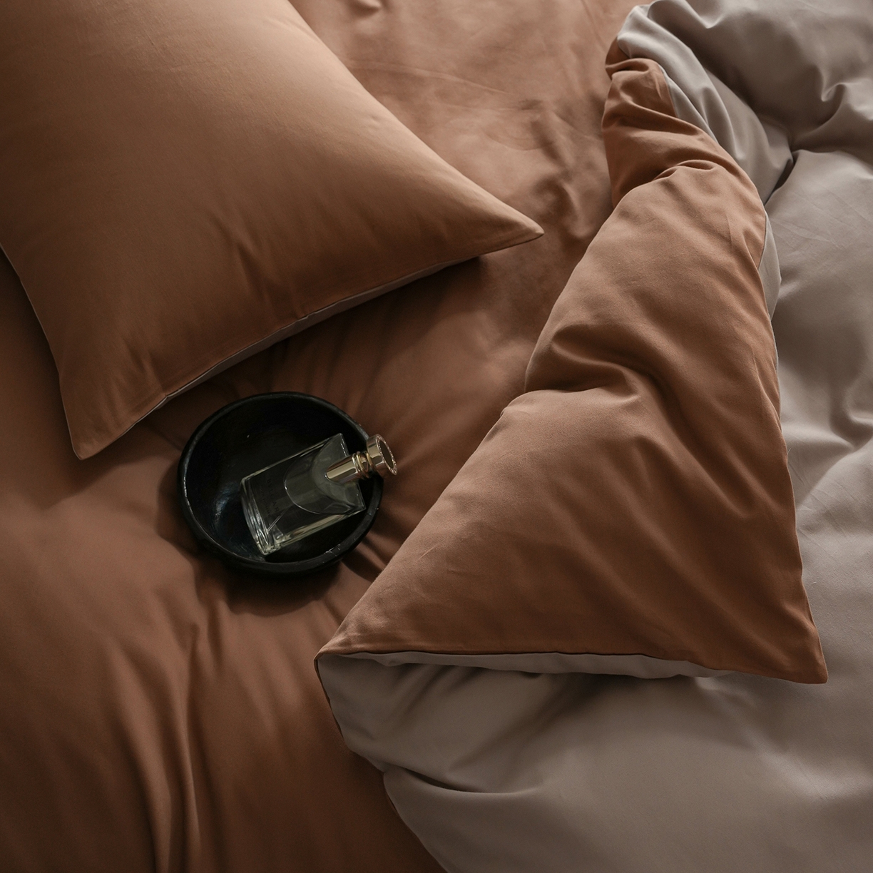 91家纺网 家纺一手货源 找家纺 禾时 2025新款A类全棉贡缎磨毛纯色四件套（礼盒包装）-风格1 桦茶