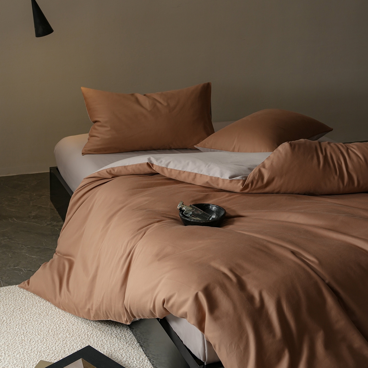 91家纺网 家纺一手货源 找家纺 禾时 2025新款A类全棉贡缎磨毛纯色四件套（礼盒包装）-风格1 桦茶