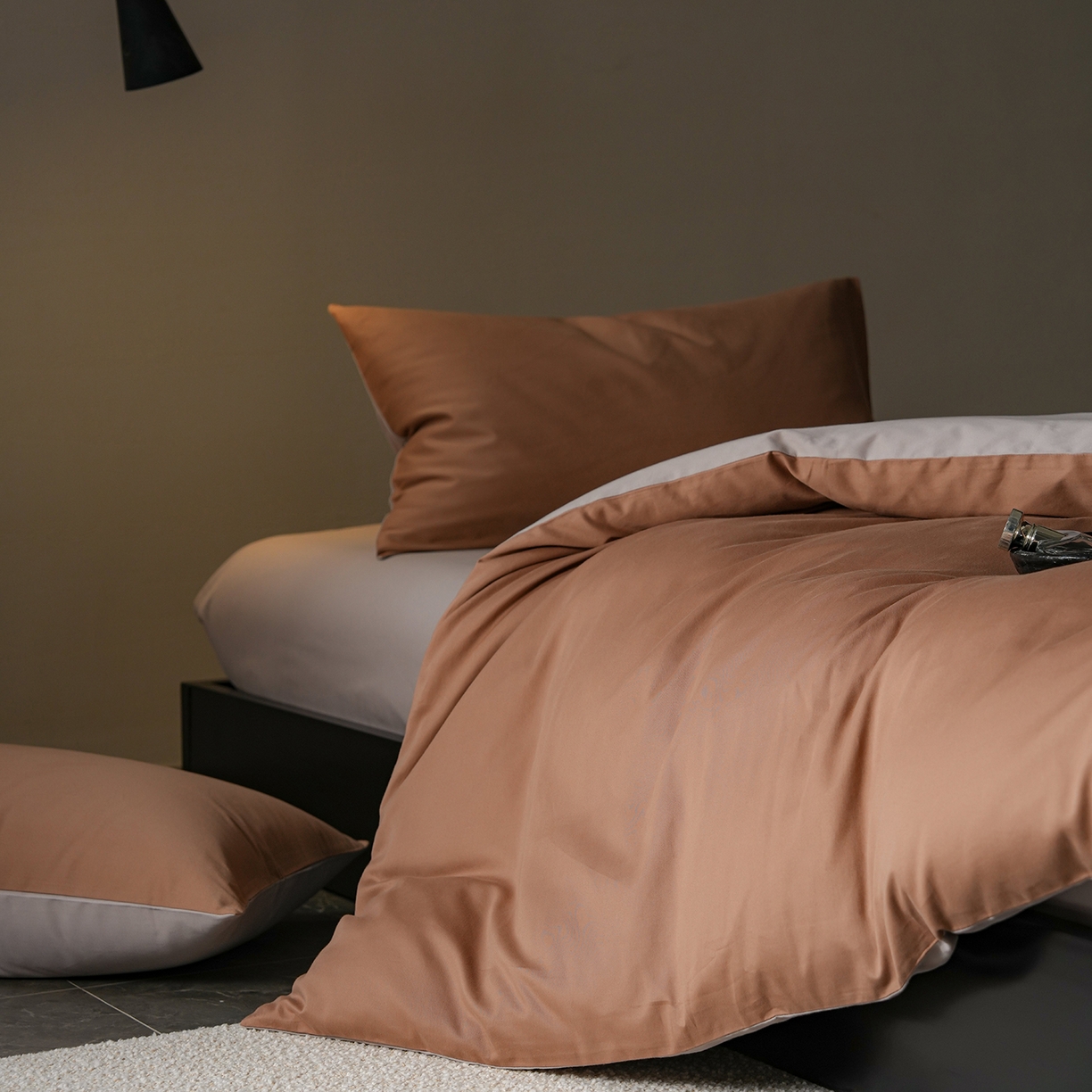 91家纺网 家纺一手货源 找家纺 禾时 2025新款A类全棉贡缎磨毛纯色四件套（礼盒包装）-风格1 桦茶